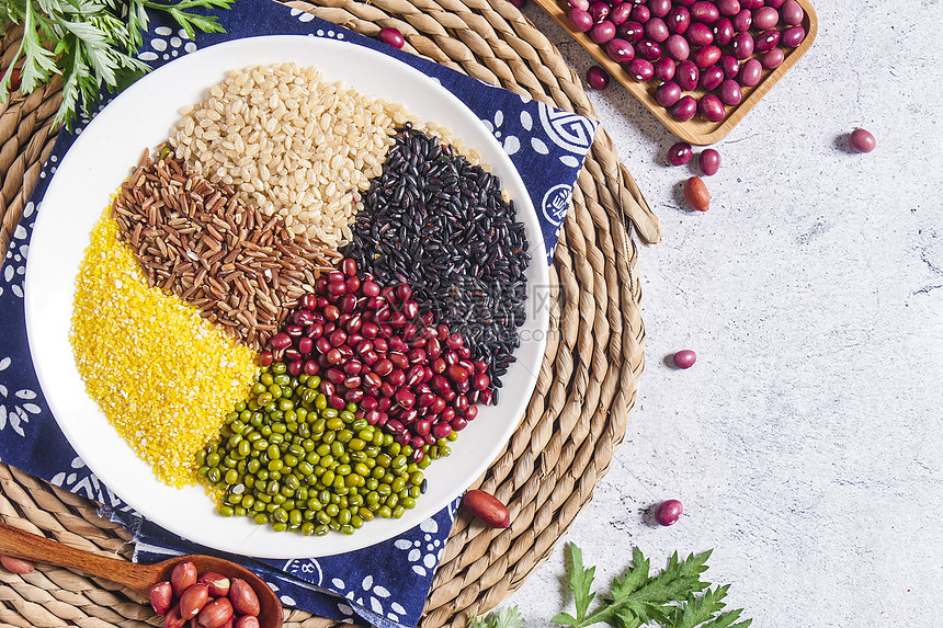 36面锦旗背后的仁心——记“广东好人”李真艮