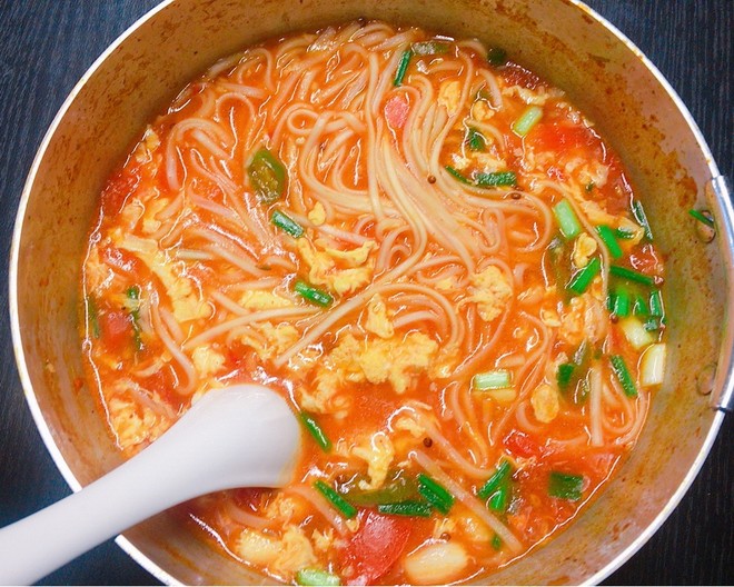 商务部新闻发言人就中方在世贸组织起诉加拿大钢铁等产品进口限制措施答记者问