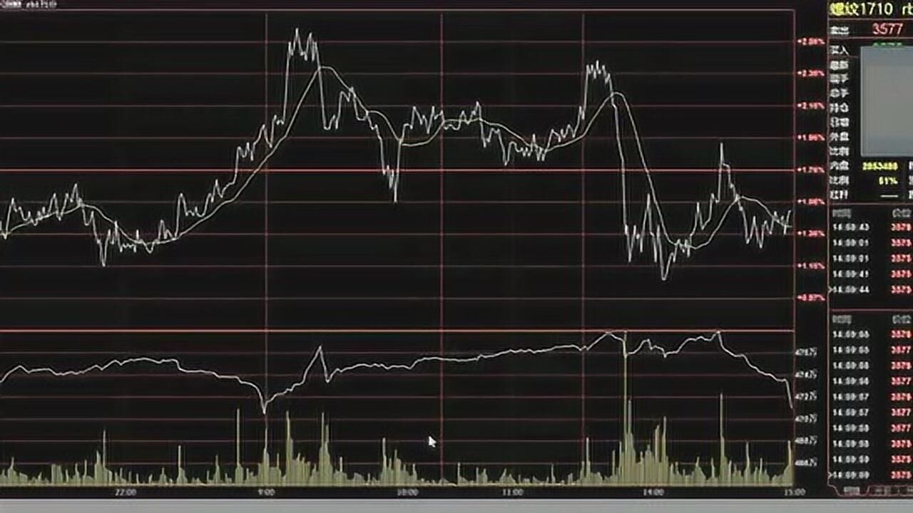 小学生看哥哥们踢十五运会足球赛,一声声加油稚嫩却嘹亮