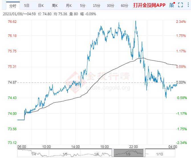小学生看哥哥们踢十五运会足球赛,一声声加油稚嫩却嘹亮