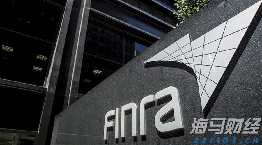 惠州一地大片房屋被淹没，民警徒手架起生命通道